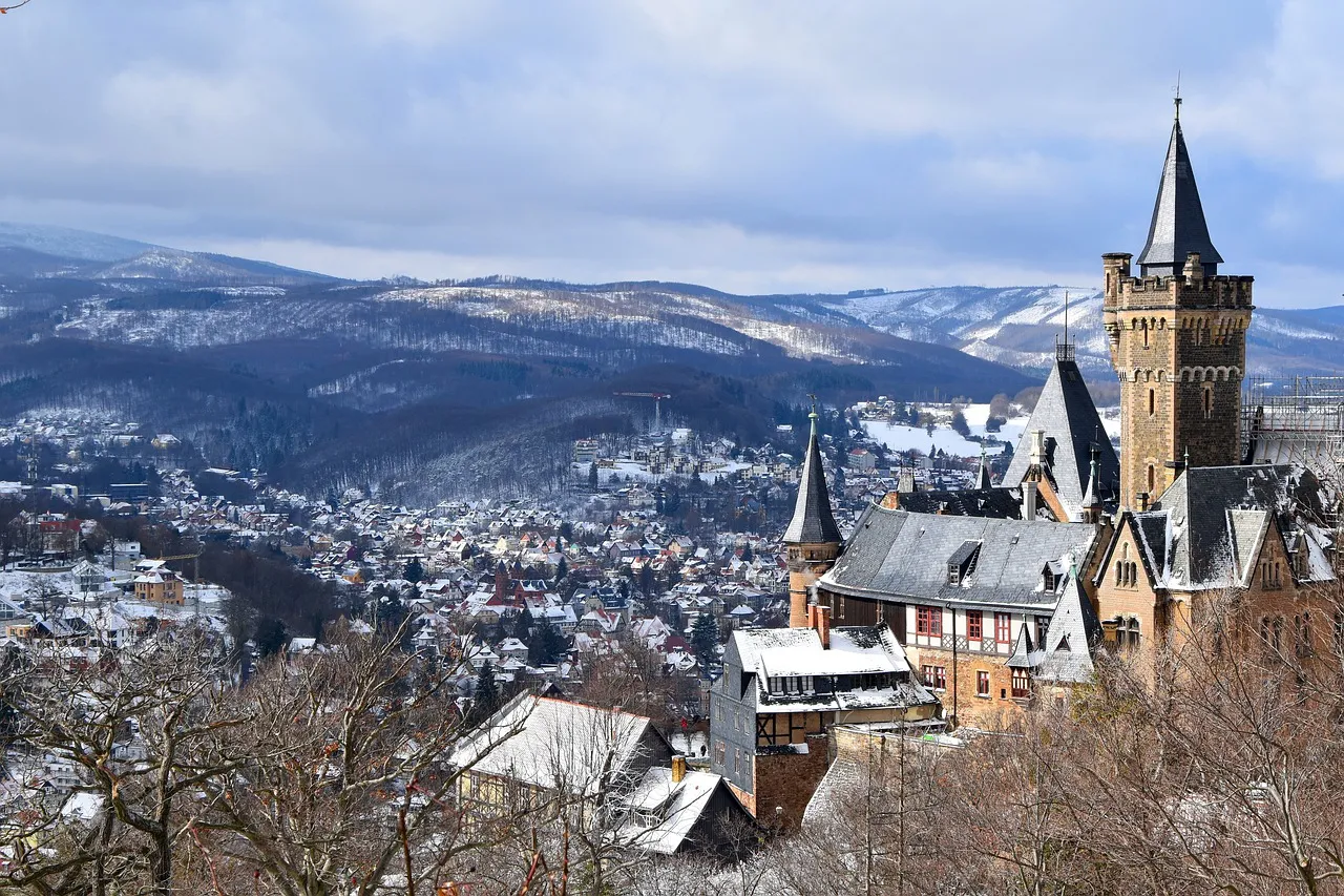 Schloss Wernigerode als markantes Wahrzeichen der Stadt im Harz.